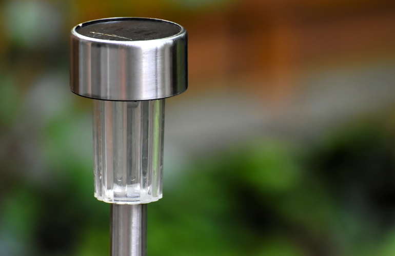 Lampy ogrodowe – jak oświetlić przydomową przestrzeń?